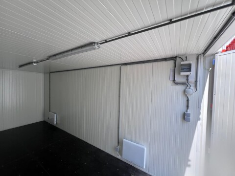 Ge&iuml;soleerde container met elektra   Van Doorn Container Modification