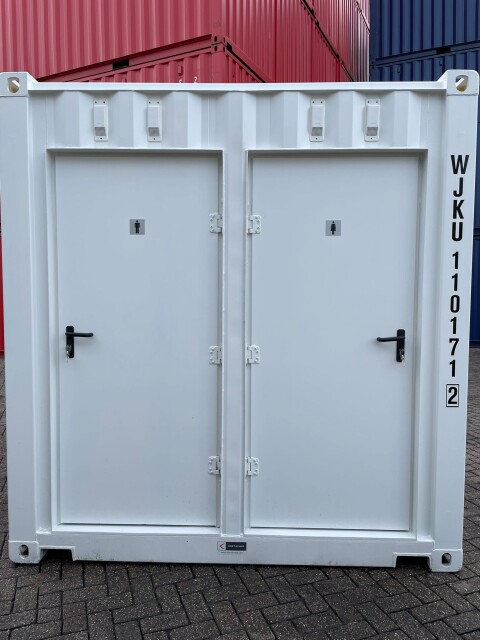 Witte zeecontainer met dubbele toegangsdeuren, geschikt als gescheiden opslag of werkruimte